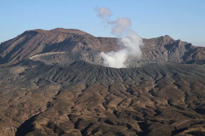 杵島岳から見る阿蘇山火口