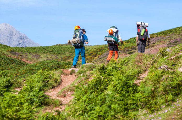 集団で登山をする人