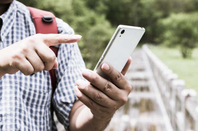 スマホを扱う人
