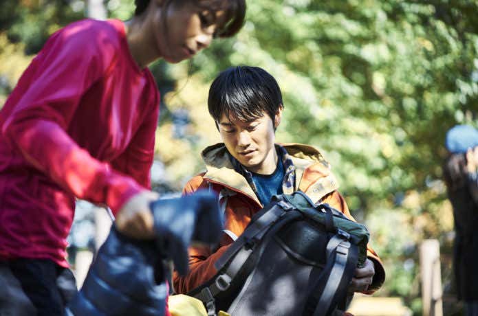 登山ウェアを着脱している人