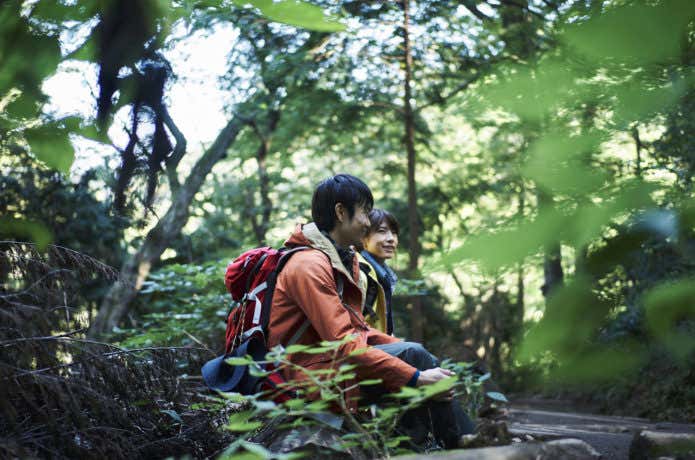 脱水症状　木陰で休む登山者