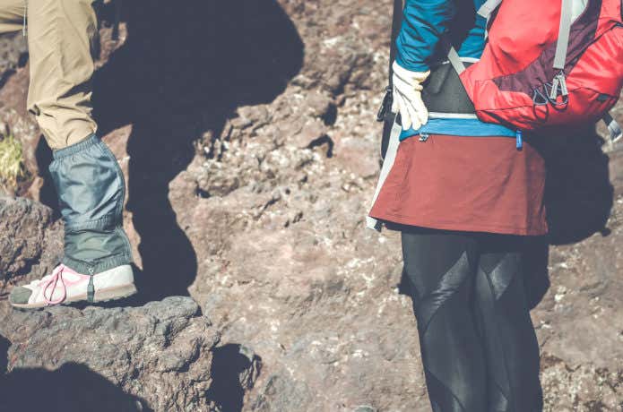 腰パッドに手をあてる女性登山者