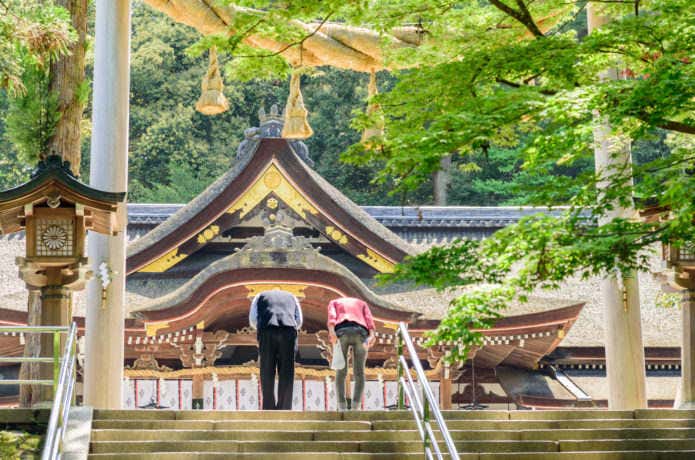 奈良　山　大神神社で参拝する人