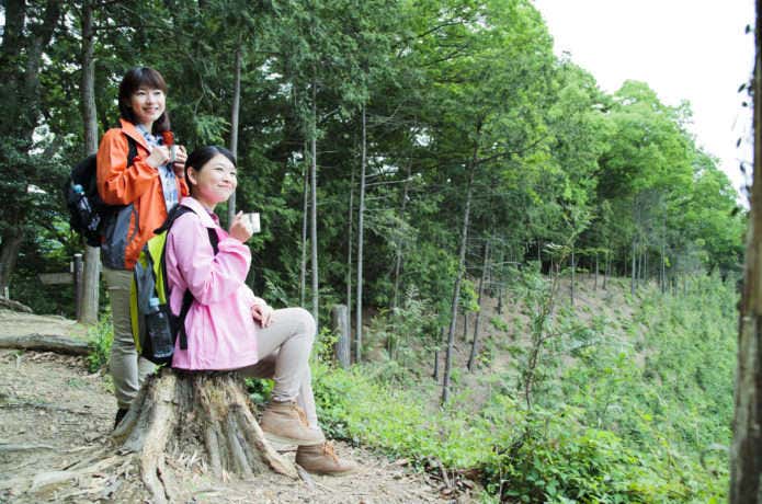 登山中に休んでいる人