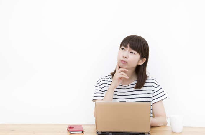 コロンビアデニム　考える女性