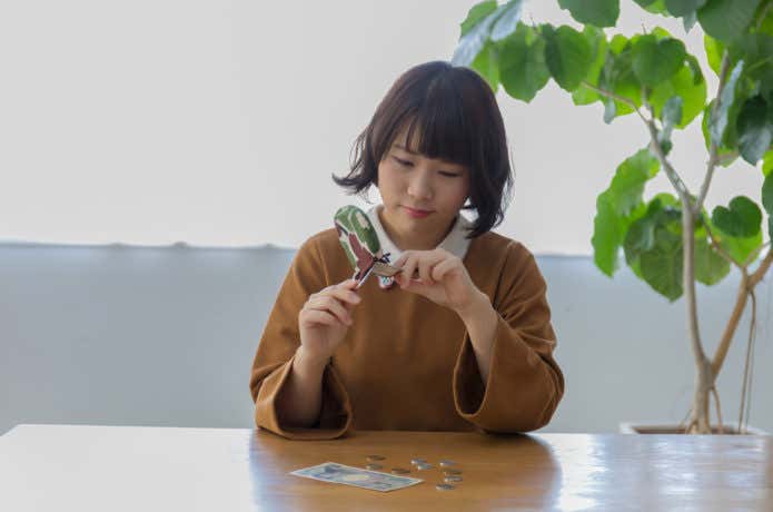 山街兼用登山ウェア　悩む女性