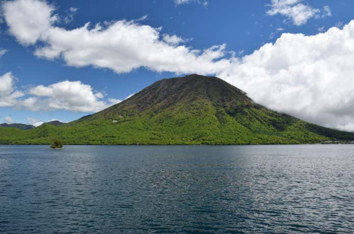 男体山
