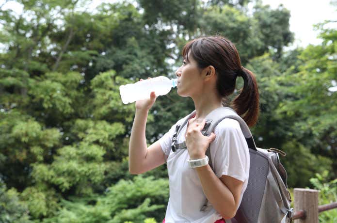 水分補給をする登山者