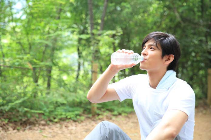 水分補給をする登山者