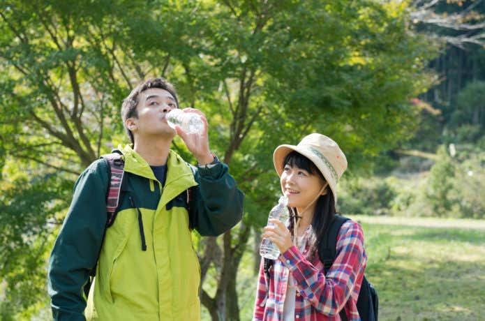 水分補給をする登山者