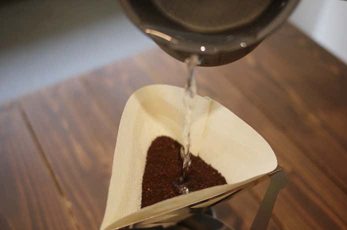 山コーヒー　お湯を注ぐ