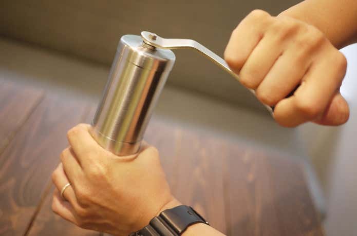 山コーヒー　豆を挽く