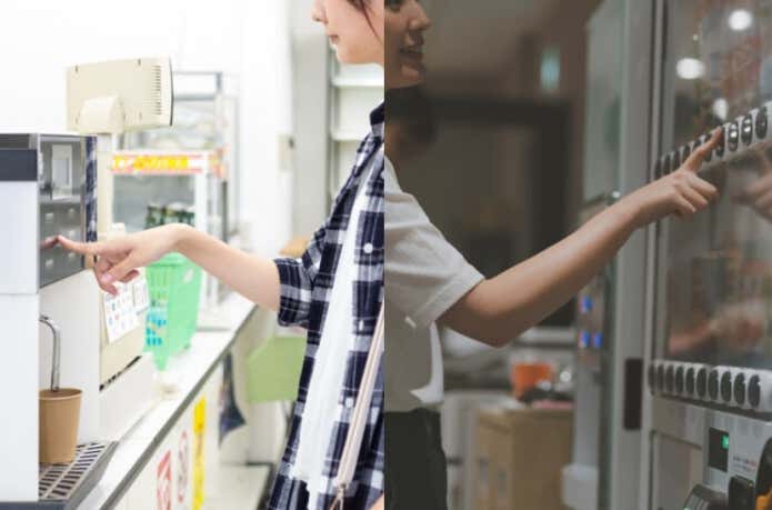 コンビニのコーヒーを買う女性と自動販売機で缶コーヒーを買う女性