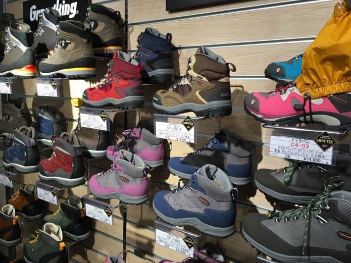 トレッキングシューズ　売り場