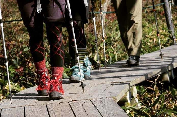 トレッキングシューズを履いた女性