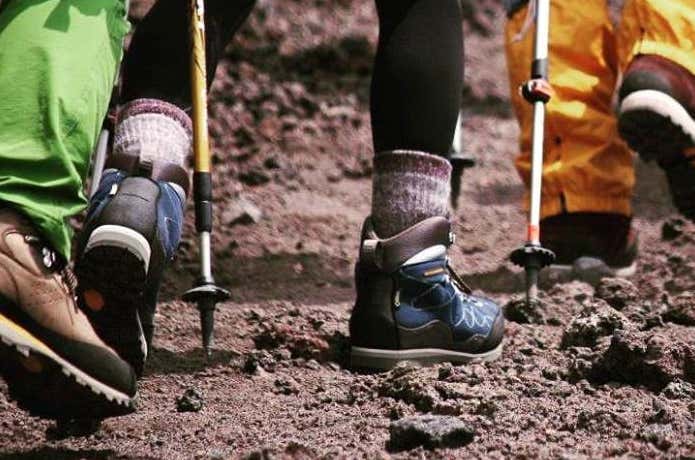 トレッキングシューズで登山する女性