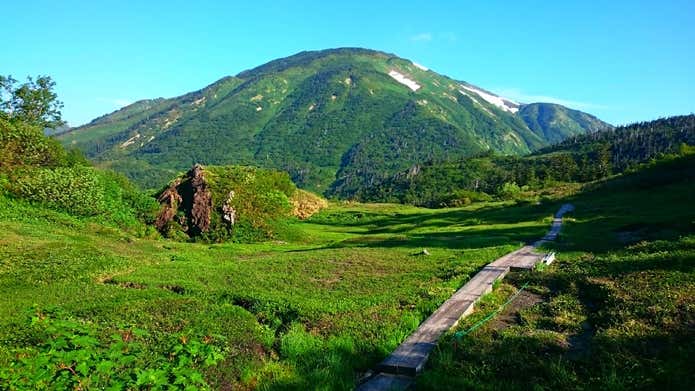 朝日を浴びる朝日岳