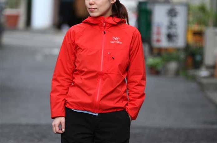 ウィンドシェルを着る女性