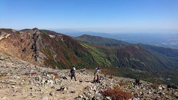 那須岳山頂に向かう登山道から見た朝日岳の稜線