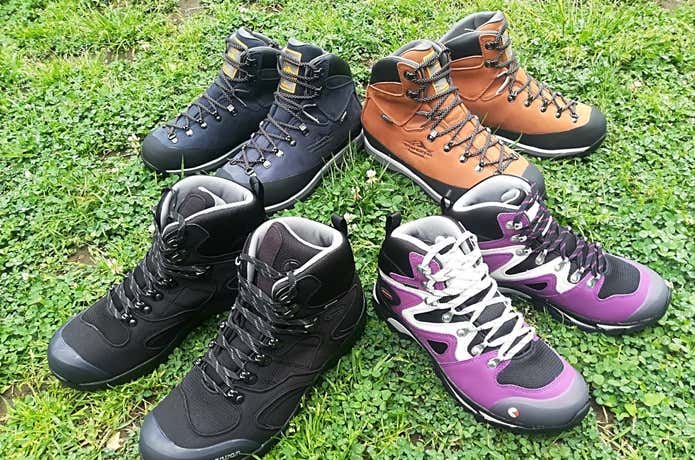 ミドルカットのトレッキングシューズ