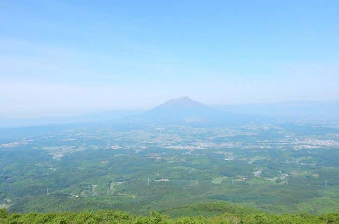 姫神山山頂から望む岩手山