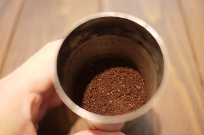 山コーヒー　豆を挽く
