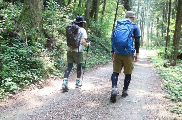 登山道を歩く登山者