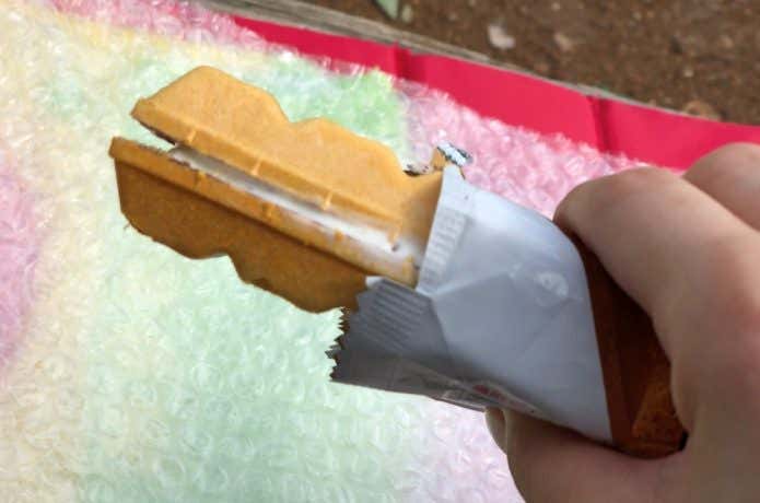 山頂でアイスクリームを開封する様子