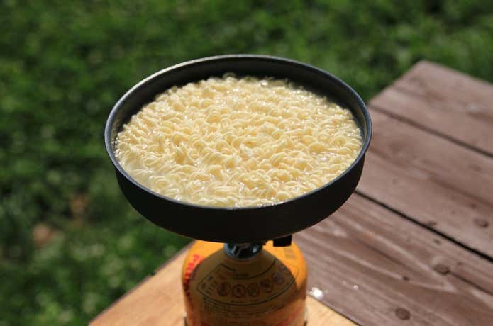 ラーメンを茹でる