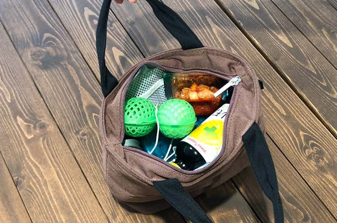保冷バッグへ材料を入れる