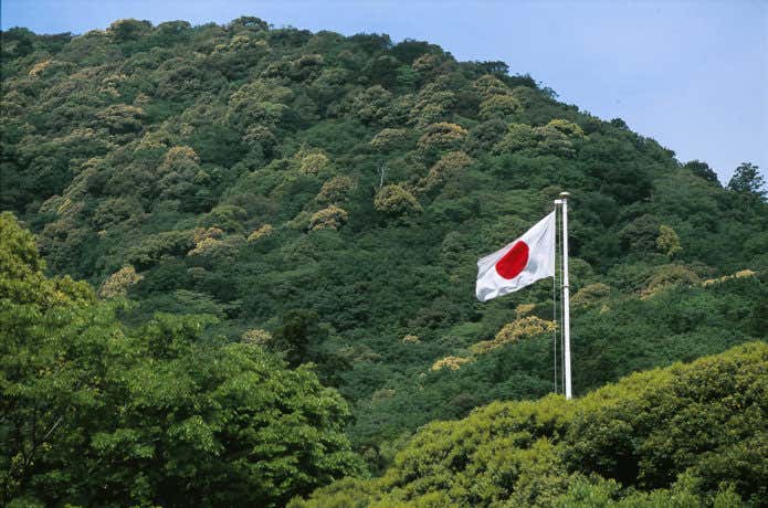 日本国旗と山