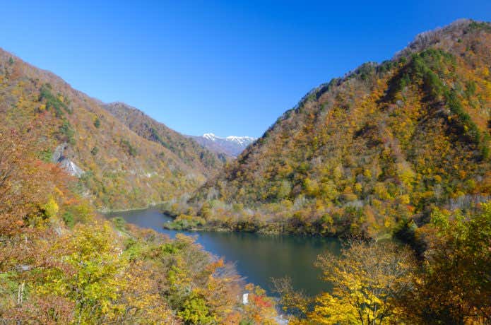 秋の加治川ダムと飯豊連峰