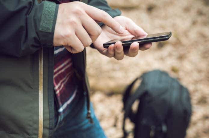 スマホを操作する男性