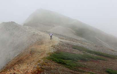 悪天候を行く登山者
