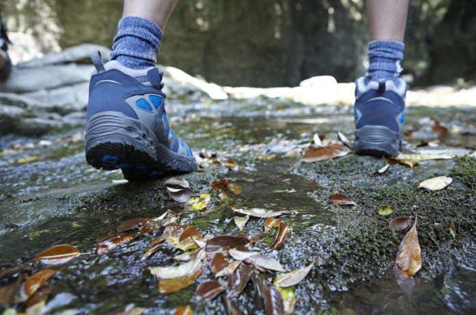 沢をトレッキングシューズで渡る