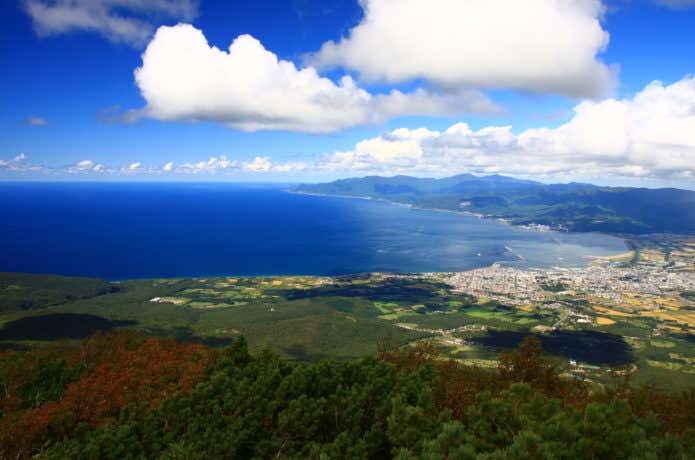 岩内岳から見る市街地・日本海