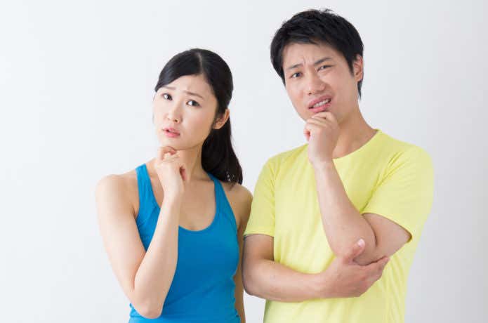 悩む人