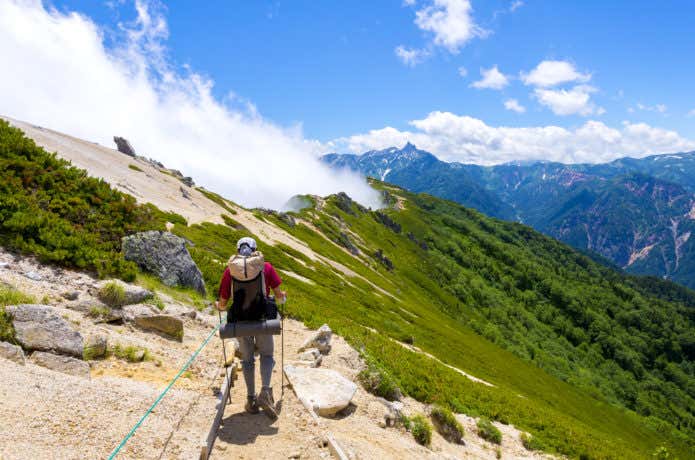 テント泊装備の登山者