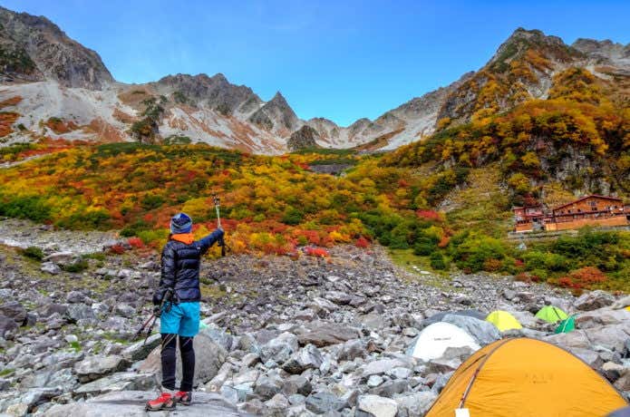 涸沢カールの紅葉を楽しむ登山者