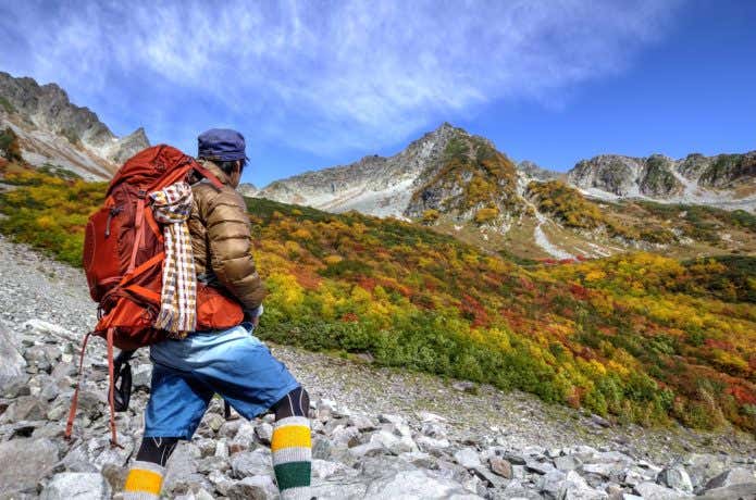 涸沢カールに紅葉を見に行く登山者