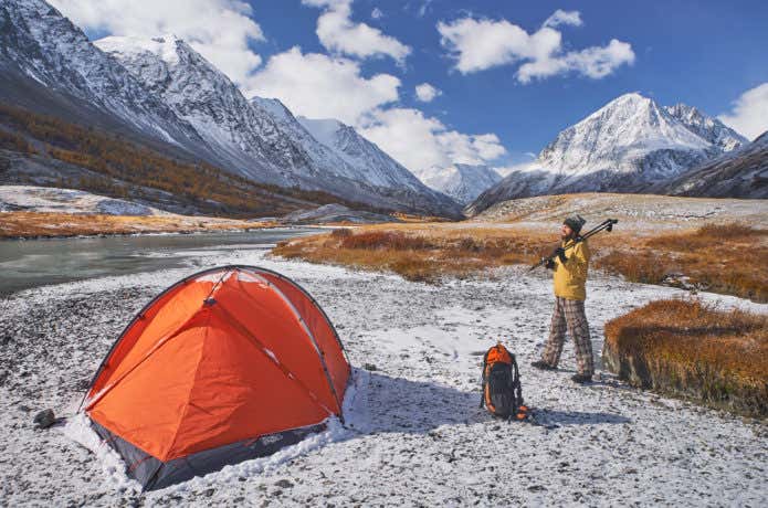 テント泊をする登山者