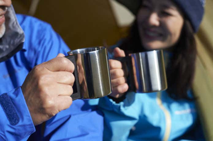 山でコーヒーを飲んでいる人