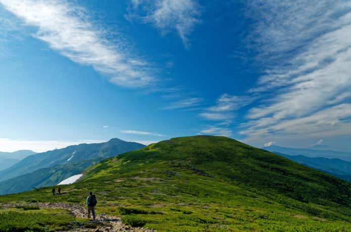 北ノ俣岳の縦走路を行く登山者と黒部五郎岳の眺め