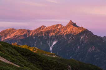 常念岳山頂から見た槍ヶ岳のモルゲンロート