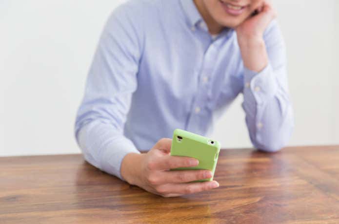 スマホを使う男性