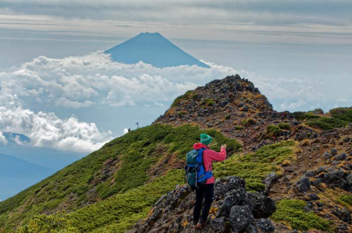 登山を楽しむ女性