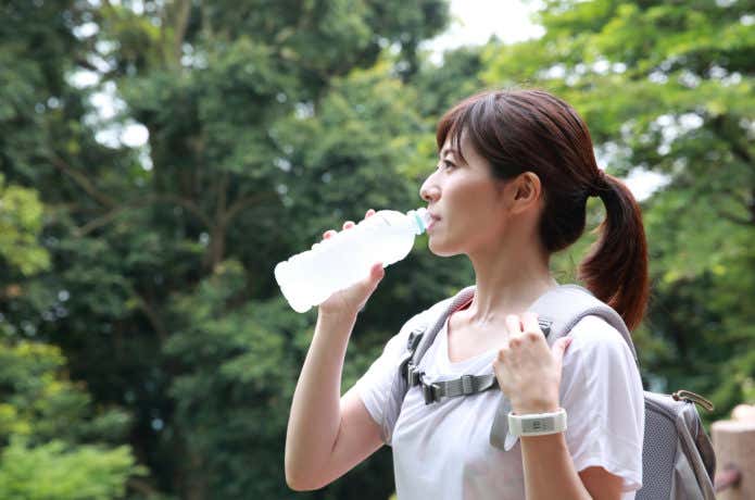 水分補給する女性