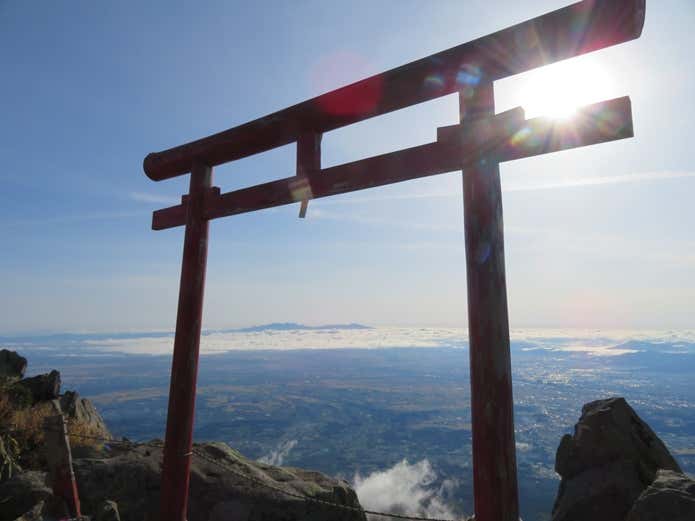 山頂の鳥居と八甲田山