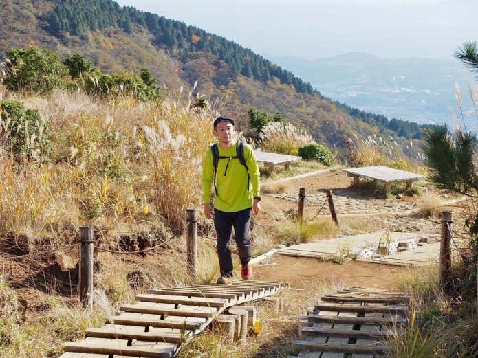 長袖Tシャツで登山道を歩く人