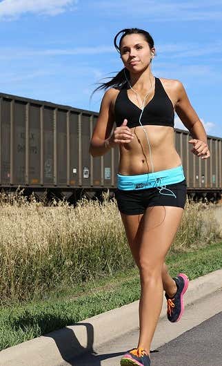 FlipBelt フリップベルトを付けてランニングする女性